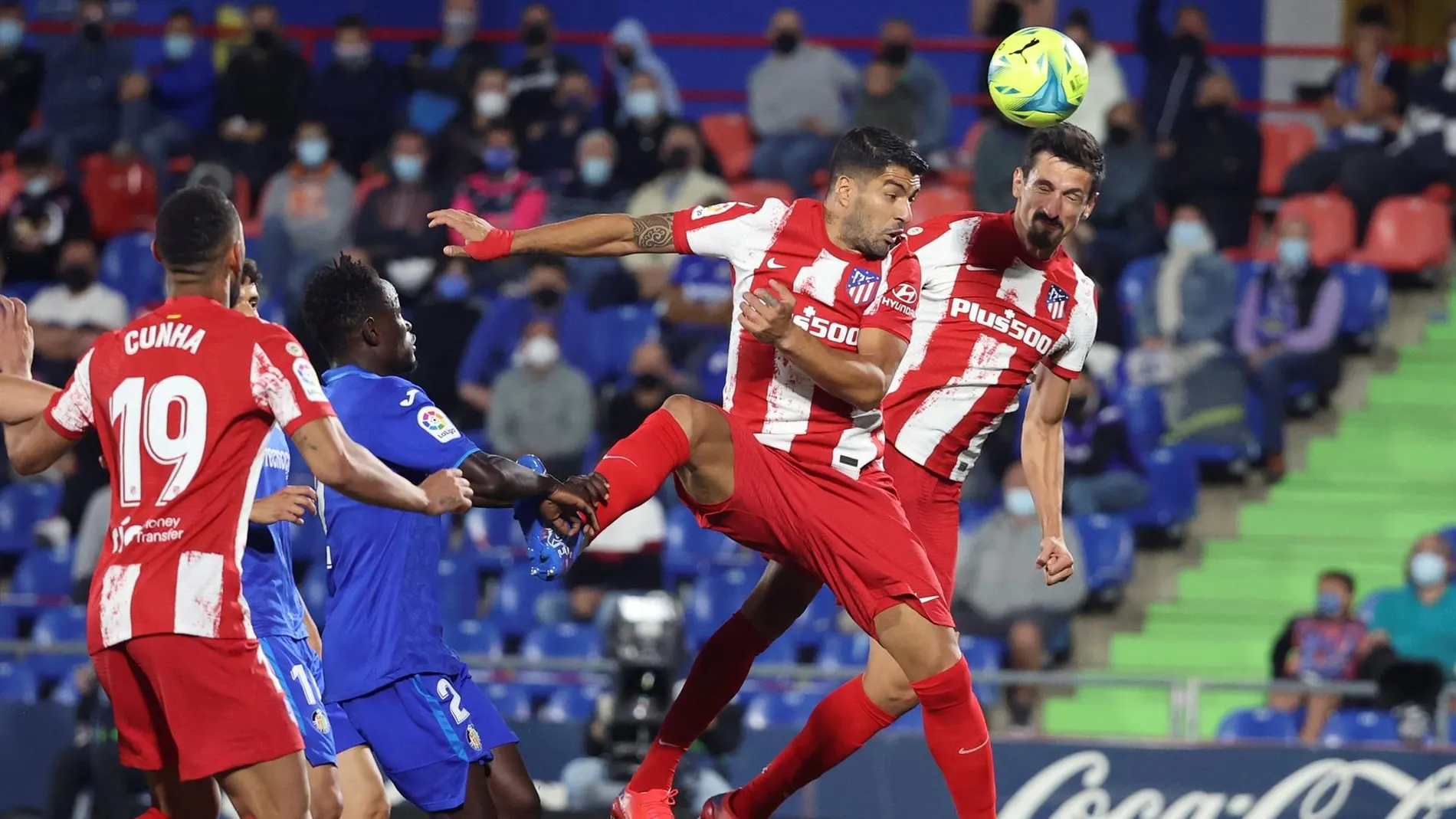 Luis Suárez rescata al Atlético de Madrid en el descuento para remontar en Getafe