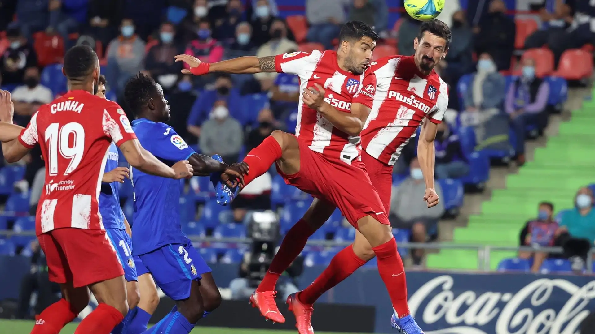 Luis Suárez rescata al Atlético de Madrid en el descuento para remontar en Getafe Luis Suárez rescata al Atlético de Madrid en el descuento para remontar en Getafe