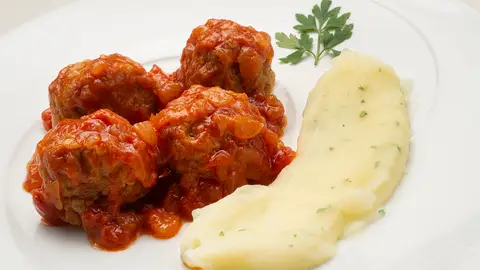 Receta de albóndigas con tomate y puré de patatas, de Karlos Arguiñano Receta de albóndigas con tomate y puré de patatas, de Karlos Arguiñano