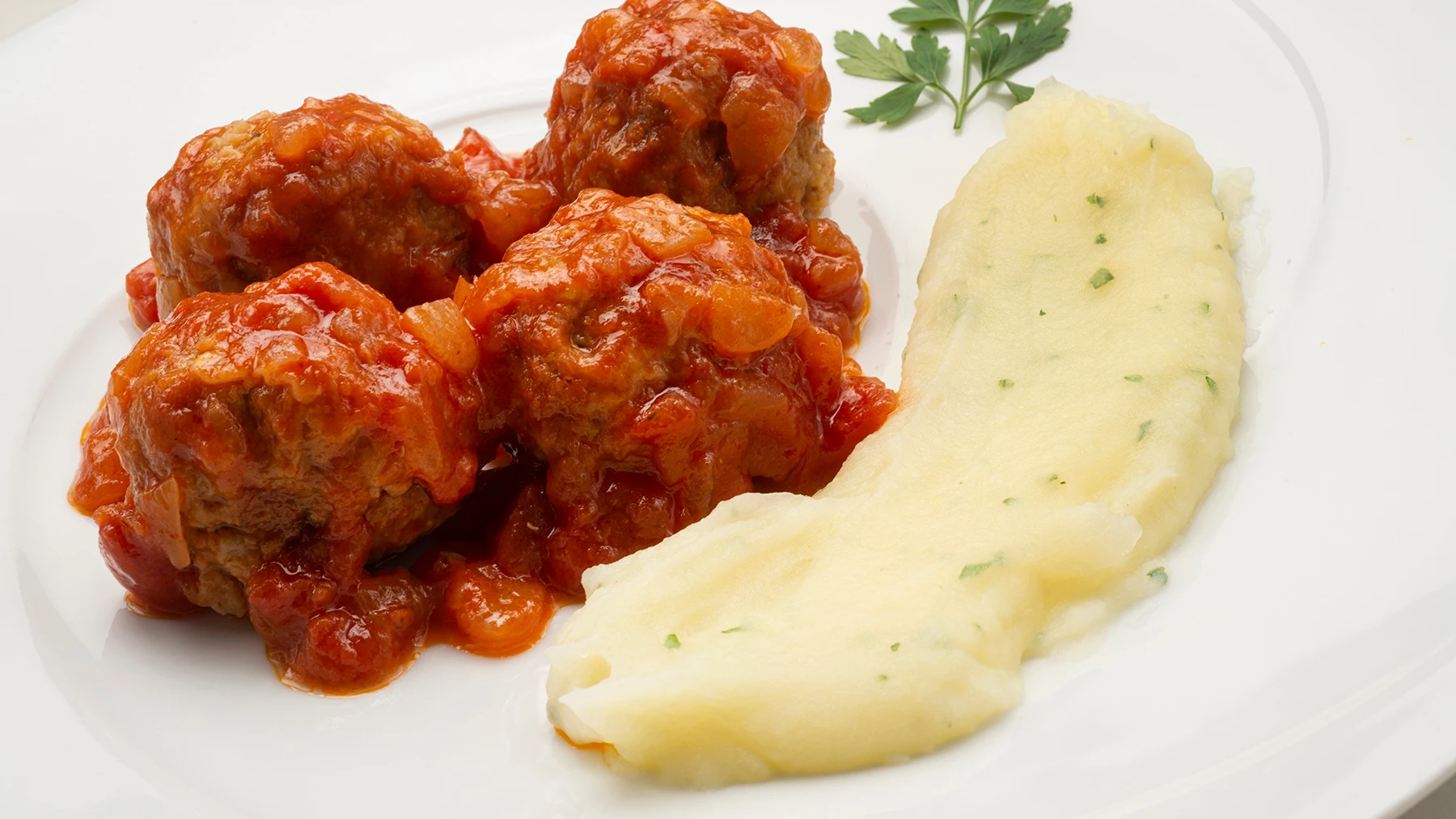 Receta de albóndigas con tomate y puré de patatas, de Karlos Arguiñano Receta de albóndigas con tomate y puré de patatas, de Karlos Arguiñano