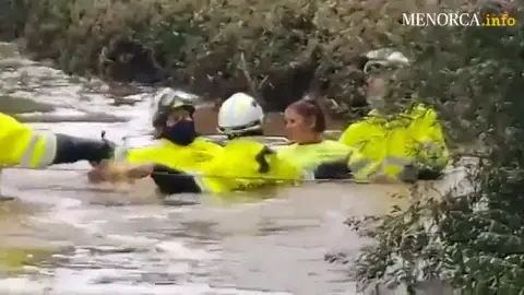 Los bomberos rescatan a una mujer atrapada en su coche por una tromba de agua en Menorca Los bomberos rescatan a una mujer atrapada en su coche por una tromba de agua en Menorca