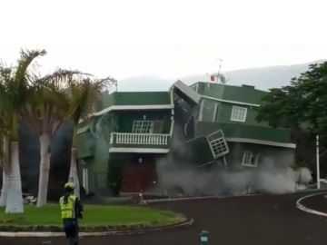 La lava derrumba una casa en Todoque, en La Palma