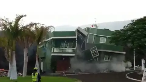 La lava derrumba una casa en Todoque, en La Palma La lava derrumba una casa en Todoque, en La Palma
