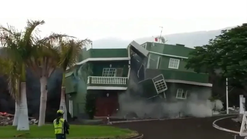 La lava derrumba una casa en Todoque, en La Palma