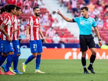 Los jugadores del Atlético de Madrid protestan una decisión al árbitro Gil Manzano