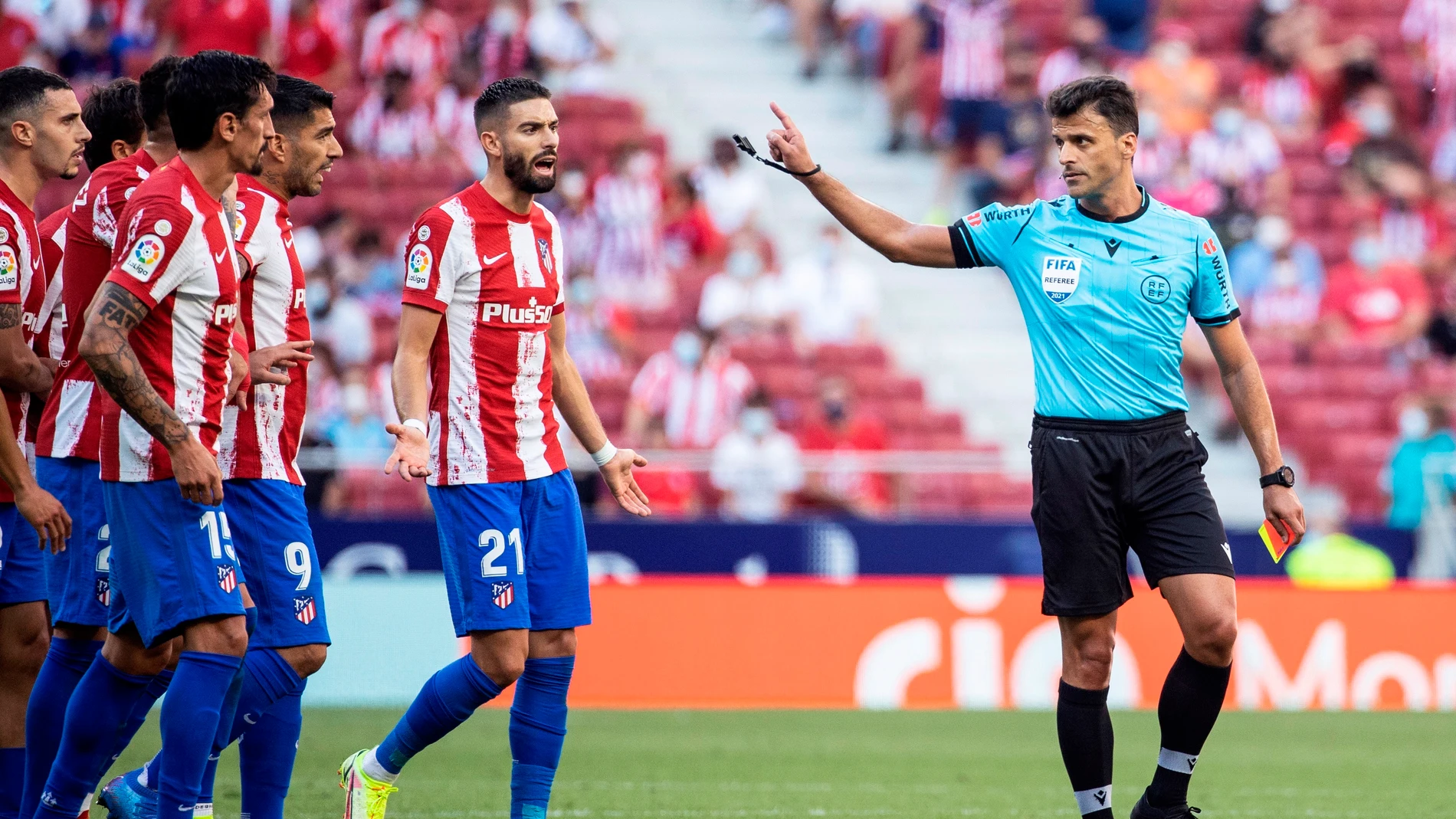 Los jugadores del Atlético de Madrid protestan una decisión al árbitro Gil Manzano