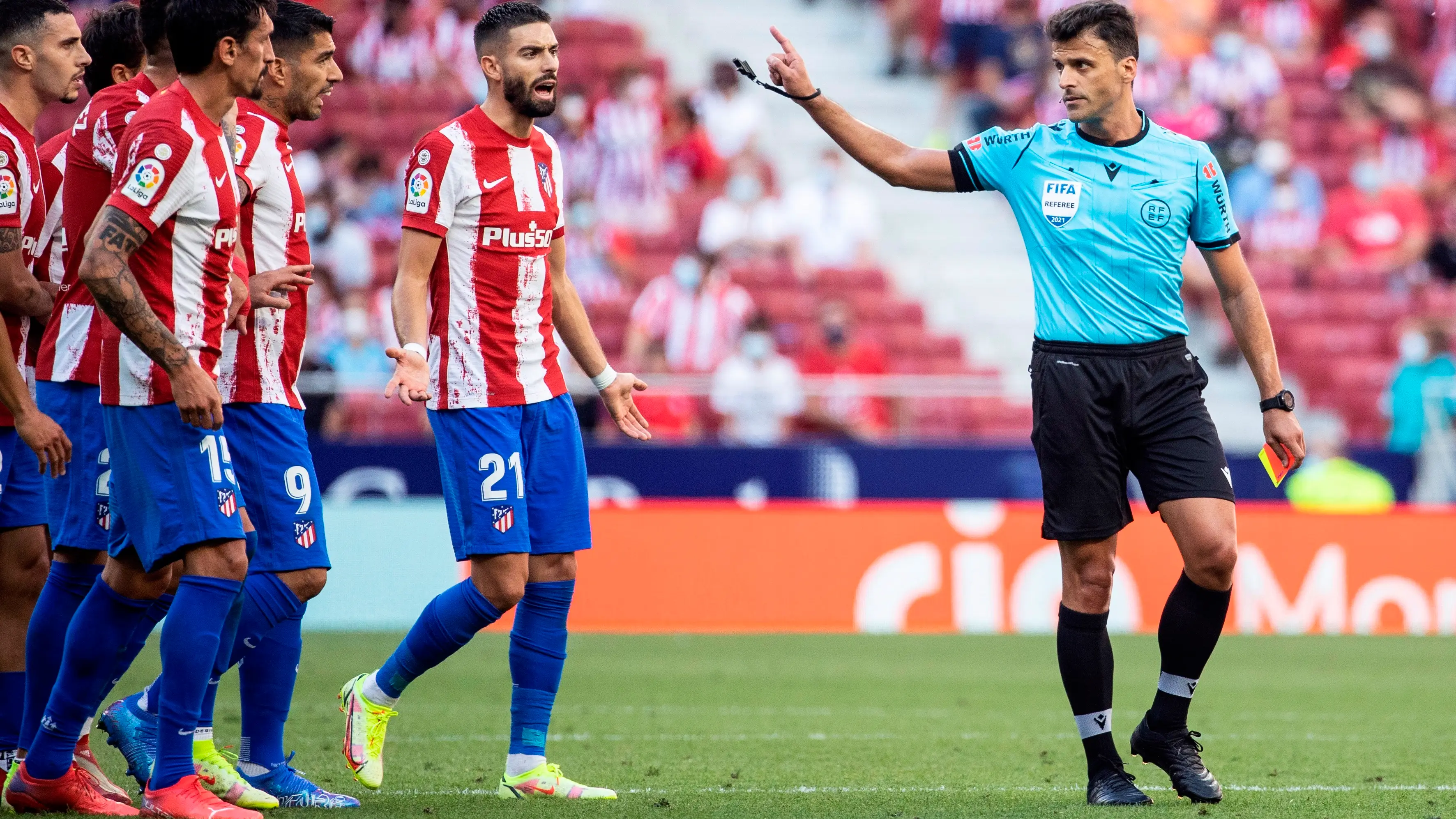 Los jugadores del Atl&eacute;tico de Madrid protestan una decisi&oacute;n al &aacute;rbitro Gil Manzano