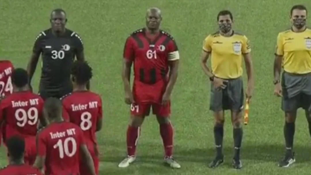 Ronnie Brunswijk, vicepresidente de Surinam, debuta como futbolista profesional con 60 a&ntilde;os: 