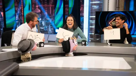 ¡Qué precisión! Óscar Casas y Blanca Suárez compiten en un juego contra el reloj ¡Qué precisión! Óscar Casas y Blanca Suárez compiten en un juego contra el reloj