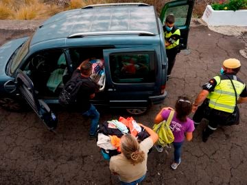 Una colada de lava provocada por la erupción que comenzó el 19 de septiembre en La Palma se desplaza por el bario de Todoque, en el municipio de Los Llanos de Ariadne, donde sus vecinos han sido desalojados.