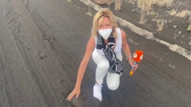Susanna Griso, sorprendida por una tormenta de ceniza y piedras en un directo desde La Palma
