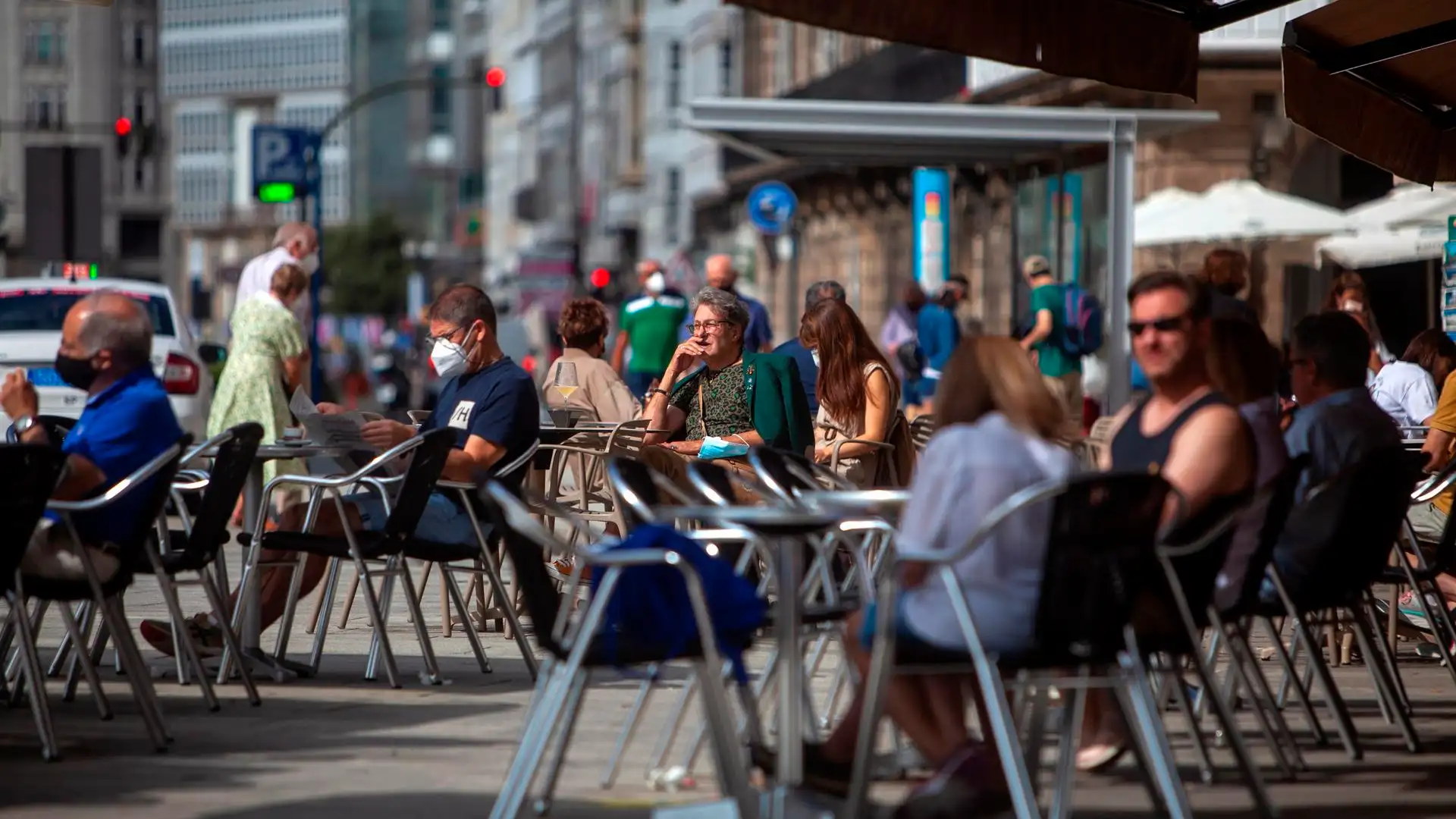 Un grupo de ciudadanos en la terraza de un bar de A Coru&ntilde;a.