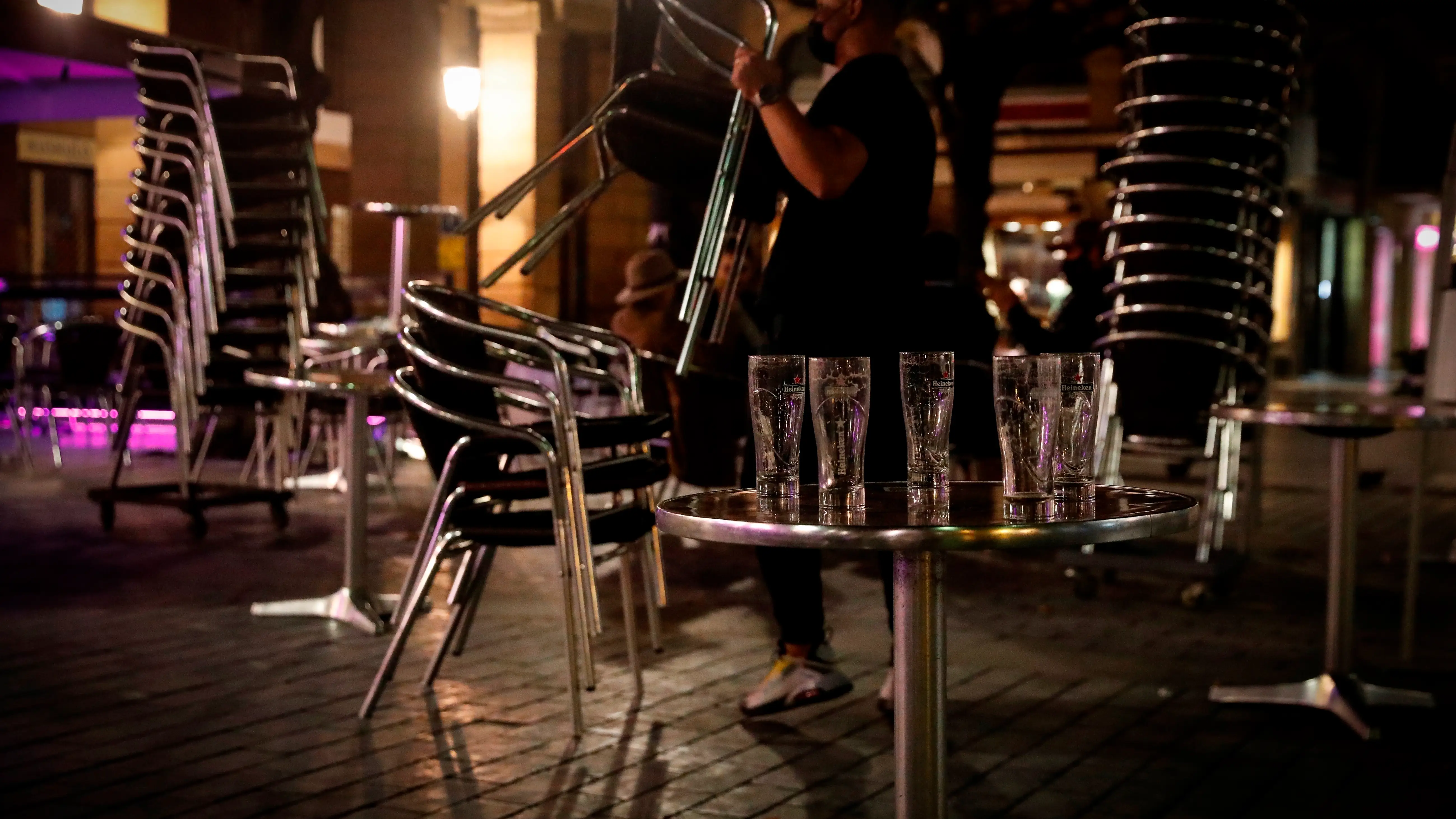 Reabre el ocio nocturno en Catalu&ntilde;a en exteriores, aunque sigue prohibido el baile