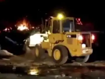 Una de las excavadoras usada por los bomberos Una de las excavadoras usada por los bomberos