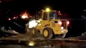 Una de las excavadoras usada por los bomberos Una de las excavadoras usada por los bomberos