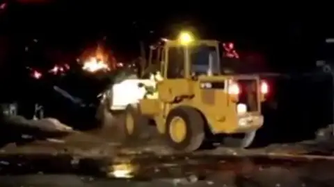 Una de las excavadoras usada por los bomberos Una de las excavadoras usada por los bomberos