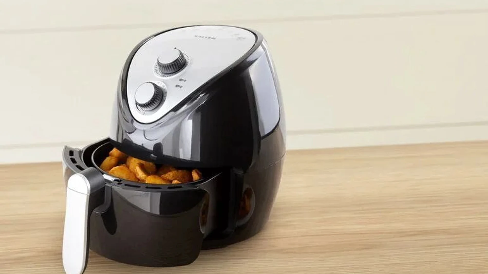 Imagen de archivo de una freidora de aire caliente Imagen de archivo de una freidora de aire caliente