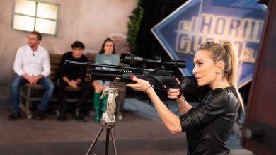 Kira Miró, ante su primer reto en 'El Hormiguero 3.0': ¡Disparo extremo para clavar un clavo!