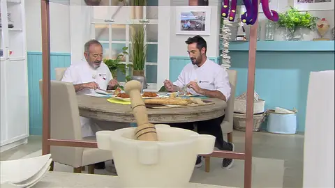 Karlos Arguiñano y su hijo Joseba ¡se sientan a comer al final del programa! Karlos Arguiñano y su hijo Joseba ¡se sientan a comer al final del programa!