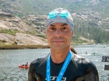 Un gallego realiza una travesía de 4.500 metros a nado a la espera de su tercer trasplante 