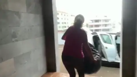 La Guardia Civil escolta a los vecinos de Todoque a recoger sus enseres ante la llegada de lava del volcán de La Palma La Guardia Civil escolta a los vecinos de Todoque a recoger sus enseres ante la llegada de lava del volcán de La Palma