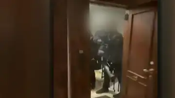 Los policías de la 'patada en la puerta', a juicio por presunto allanamiento de morada en una fiesta ilegal Los policías de la 'patada en la puerta', a juicio por presunto allanamiento de morada en una fiesta ilegal