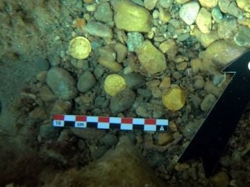 Dos amantes de la apnea descubren un tesoro romano en las aguas de Alicante