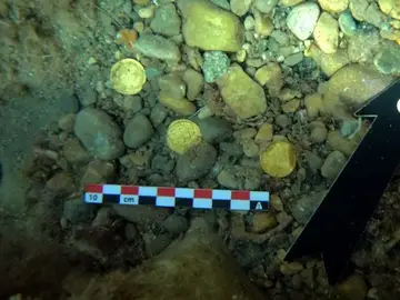 Dos amantes de la apnea descubren un tesoro romano en las aguas de Alicante Dos amantes de la apnea descubren un tesoro romano en las aguas de Alicante