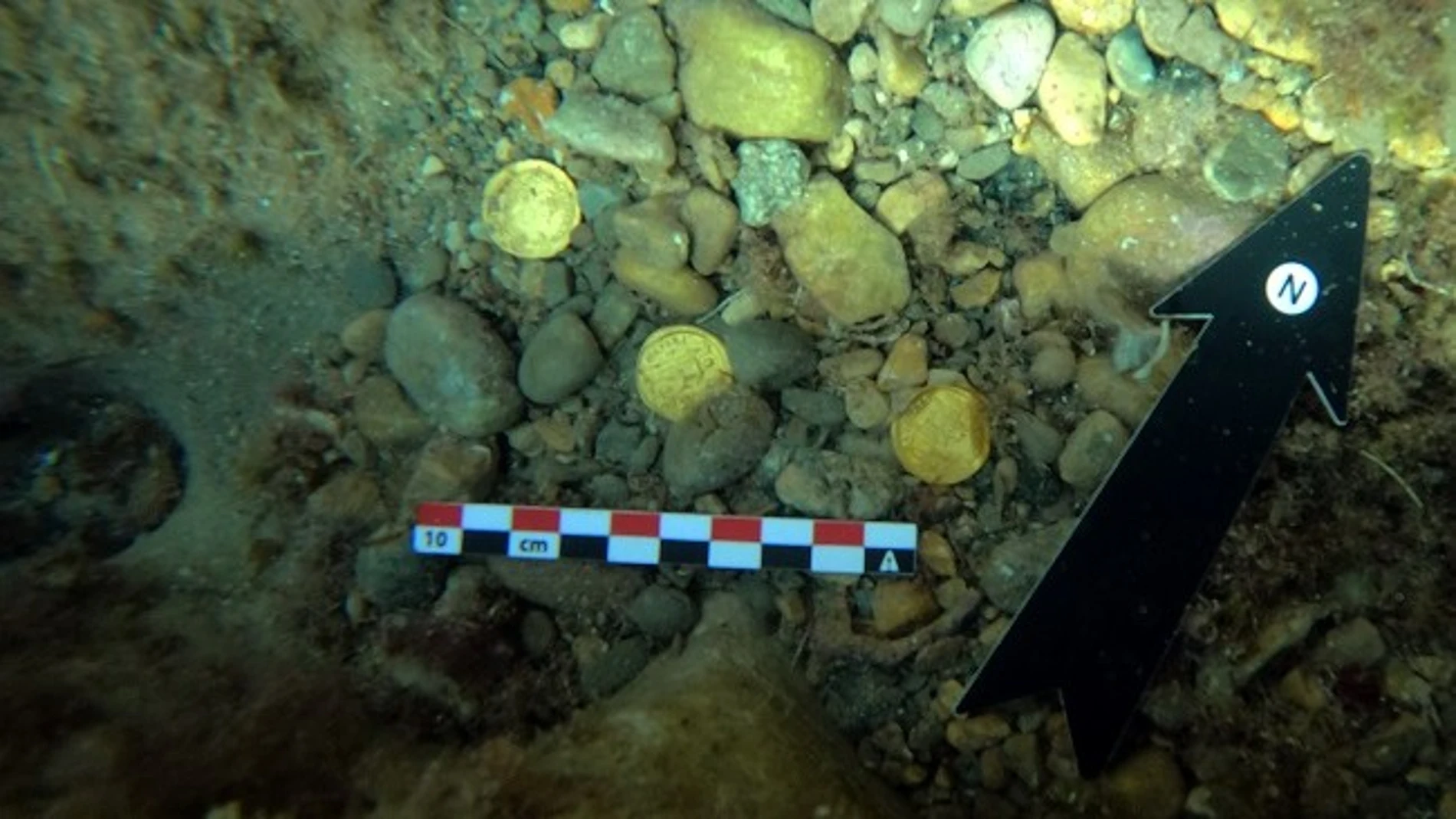 Dos amantes de la apnea descubren un tesoro romano en las aguas de Alicante