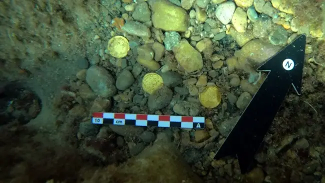 Dos amantes de la apnea descubren un tesoro romano en las aguas de Alicante Dos amantes de la apnea descubren un tesoro romano en las aguas de Alicante