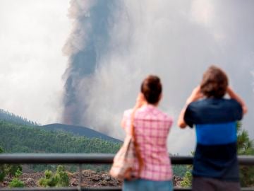 Dos personas observan la erupción de La Palma desde el municipio de El Paso