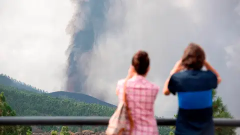 Dos personas observan la erupción de La Palma desde el municipio de El Paso Dos personas observan la erupción de La Palma desde el municipio de El Paso