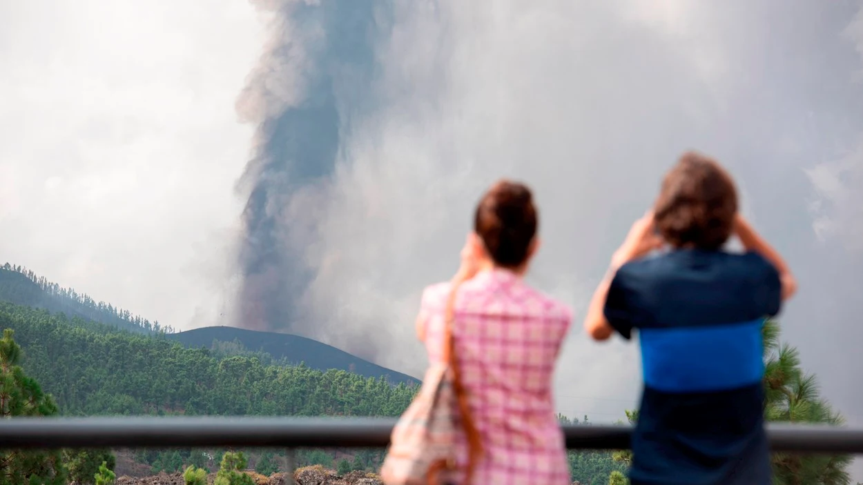 Dos personas observan la erupci&oacute;n de La Palma desde el municipio de El Paso