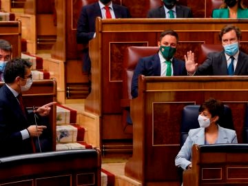 El diputado de Vox Víctor Sánchez saca un burka en el Congreso para cargar contra la "diplomacia feminista"