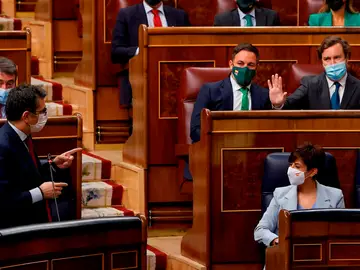 El diputado de Vox Víctor Sánchez saca un burka en el Congreso para cargar contra la "diplomacia feminista" El diputado de Vox Víctor Sánchez saca un burka en el Congreso para cargar contra la "diplomacia feminista"
