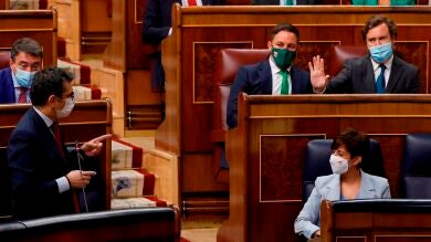 El diputado de Vox Víctor Sánchez saca un burka en el Congreso para cargar contra la 