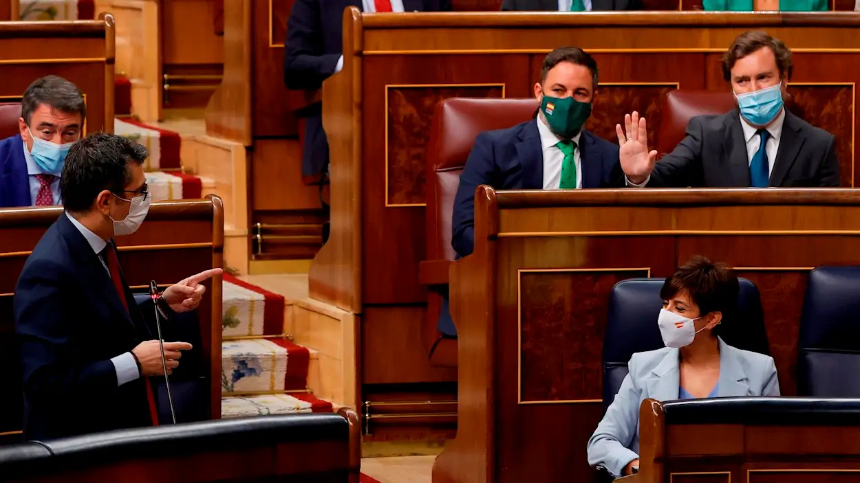 El diputado de Vox Víctor Sánchez saca un burka en el Congreso para cargar contra la "diplomacia feminista" El diputado de Vox Víctor Sánchez saca un burka en el Congreso para cargar contra la "diplomacia feminista"