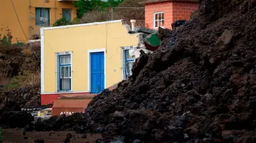 EFE Fuente: EFE Autor: Ramón de la Rocha Temática: Sanidad y salud » Enfermedades Catástrofes y accidentes La colada de lava generada por el volcán que entró en erupción el domingo en La Palma ha irrumpido este miércoles en el pueblo de Todoque, en el municipio de Los Llanos de Aridane, derribando todo a su paso EFE Fuente: EFE Autor: Ramón de la Rocha Temática: Sanidad y salud » Enfermedades Catástrofes y accidentes La colada de lava generada por el volcán que entró en erupción el domingo en La Palma ha irrumpido este miércoles en el pueblo de Todoque, en el municipio de Los Llanos de Aridane, derribando todo a su paso
