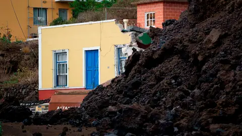 La colada de lava generada por el volcán que entró en erupción el domingo en La Palma ha irrumpido este miércoles en el pueblo de Todoque, en el municipio de Los Llanos de Aridane, derribando todo a su paso La colada de lava generada por el volcán que entró en erupción el domingo en La Palma ha irrumpido este miércoles en el pueblo de Todoque, en el municipio de Los Llanos de Aridane, derribando todo a su paso
