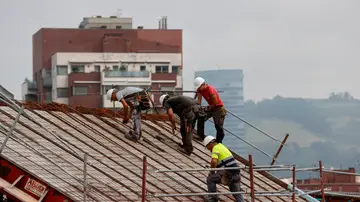 El INE recorta casi dos puntos el crecimiento del PIB y lo sitúa en el 1,1% en el segundo trimestre El INE recorta casi dos puntos el crecimiento del PIB y lo sitúa en el 1,1% en el segundo trimestre
