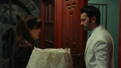 Züleyha interrumpe la fiesta de compromiso entre Yilmaz y Müjgan Züleyha interrumpe la fiesta de compromiso entre Yilmaz y Müjgan