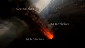 Imágenes en exclusiva de Antena 3 Noticias de la erupción desde la chimenea del volcán de La Palma a vista de dron
