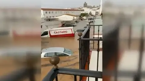 Una tromba de agua derrumba el muro de un colegio en Lepe Una tromba de agua derrumba el muro de un colegio en Lepe