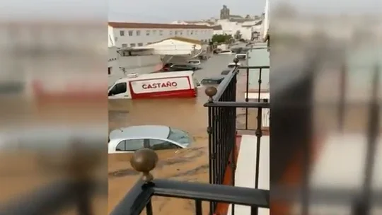 Una tromba de agua derrumba el muro de un colegio en Lepe