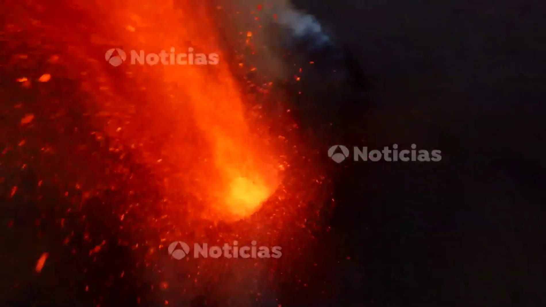 Imágenes en exclusiva de Antena 3 Noticias de la erupción desde la chimenea del volcán de La Palma a vista de dron