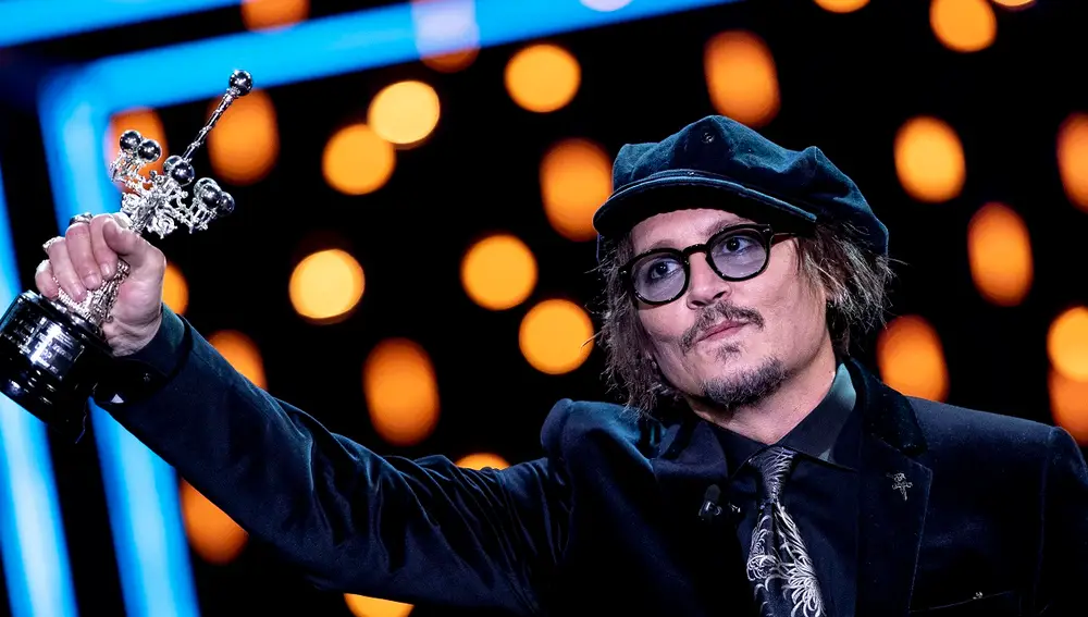 Johnny Depp con su Premio Donostia