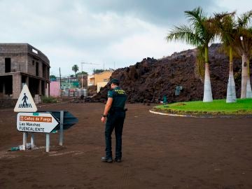 La colada de lava generada por el volcán que entró en erupción el domingo en La Palma ha irrumpido este miércoles en el pueblo de Todoque, en el municipio de Los Llanos de Aridane, derribando todo a su paso. Habitantes y propietarios se afanan en vaciar sus viviendas y negocios, mientras la erupción volcánica continúa a sus espaldas. 