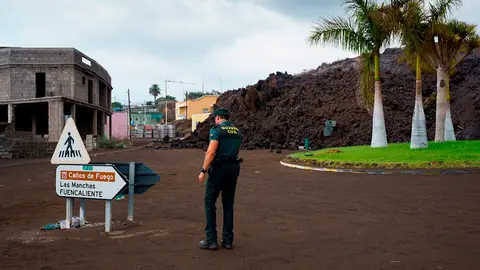 La colada de lava generada por el volcán que entró en erupción el domingo en La Palma ha irrumpido este miércoles en el pueblo de Todoque, en el municipio de Los Llanos de Aridane, derribando todo a su paso. Habitantes y propietarios se afanan en vaciar sus viviendas y negocios, mientras la erupción volcánica continúa a sus espaldas. La colada de lava generada por el volcán que entró en erupción el domingo en La Palma ha irrumpido este miércoles en el pueblo de Todoque, en el municipio de Los Llanos de Aridane, derribando todo a su paso. Habitantes y propietarios se afanan en vaciar sus viviendas y negocios, mientras la erupción volcánica continúa a sus espaldas.