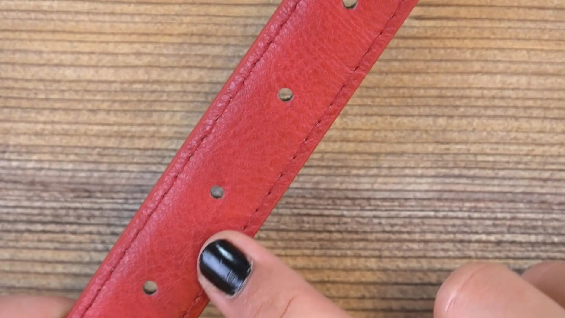 Cómo hacer un agujero más al cinturón sin tener un perforador - VÍDEO