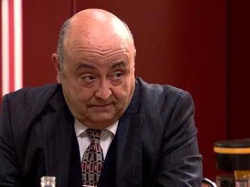 Coral recibe una lección a modo de reprimenda de Don Germán: “Siempre hay que saber jugar en igualdad con los demás” Coral recibe una lección a modo de reprimenda de Don Germán: “Siempre hay que saber jugar en igualdad con los demás”